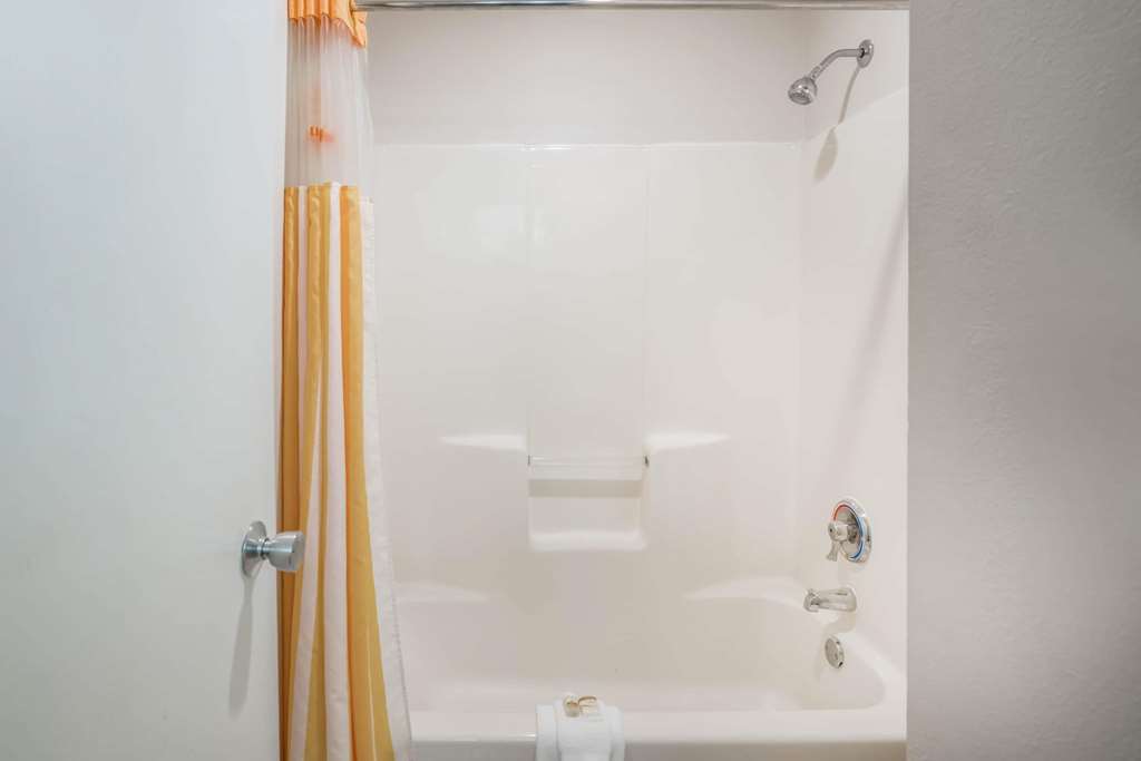 La Quinta Inn & Suites by Wyndham Nashville Franklin - photo 21