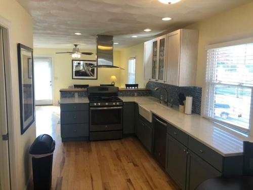 Entire apartment close to downtown 2 Queen beds — Springfield — photo 2