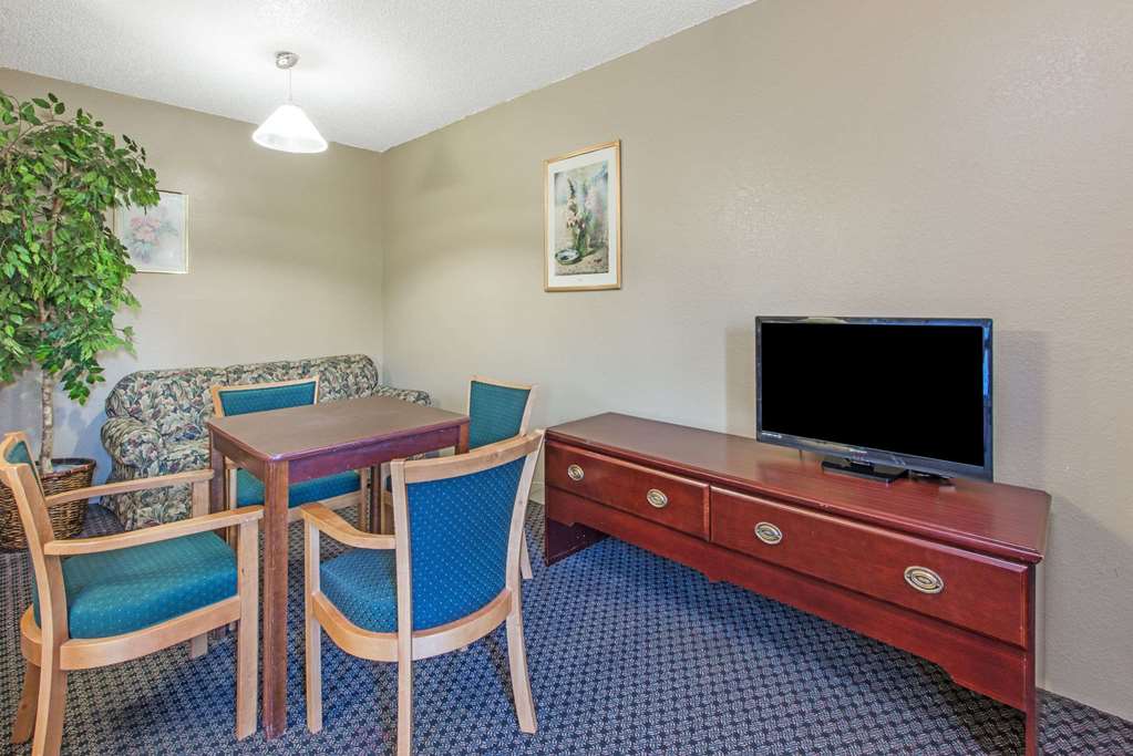 Super 8 by Wyndham Sullivan - photo 7
