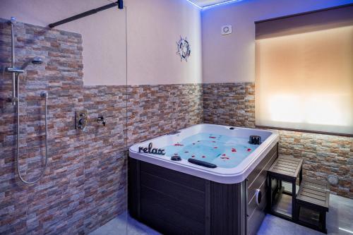 Golden House con jacuzzi — 4-Star Luxury Hotel in Castellammare Del Golfo, Italy