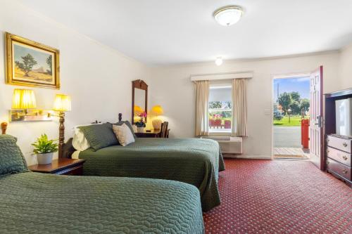 Blue Spruce Inn & Suites - photo 28
