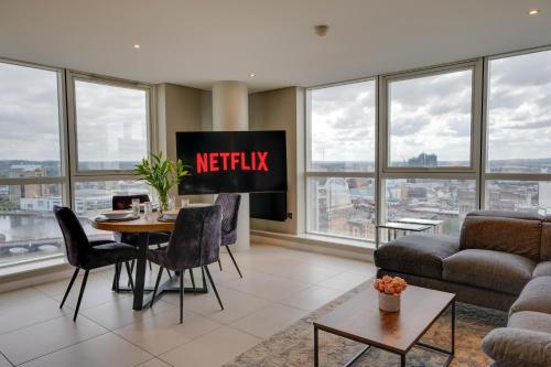 Tallest Building In The City Centre Sleeps 5 Incredible City Mountain And Lagan Views — 5-Star Luxury Hotel in Belfast, United Kingdom