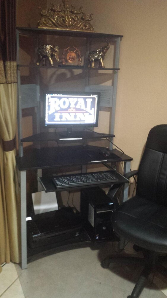 Royal Inn Pearsall - photo 24