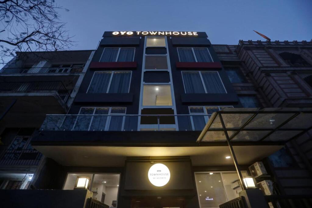 OYO Townhouse 76945 Sec 19 — 4-Star Luxury Hotel in Noida, India