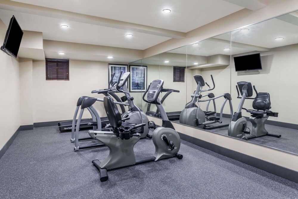 Days Inn & Suites by Wyndham Jamaica JFK Airport - photo 12