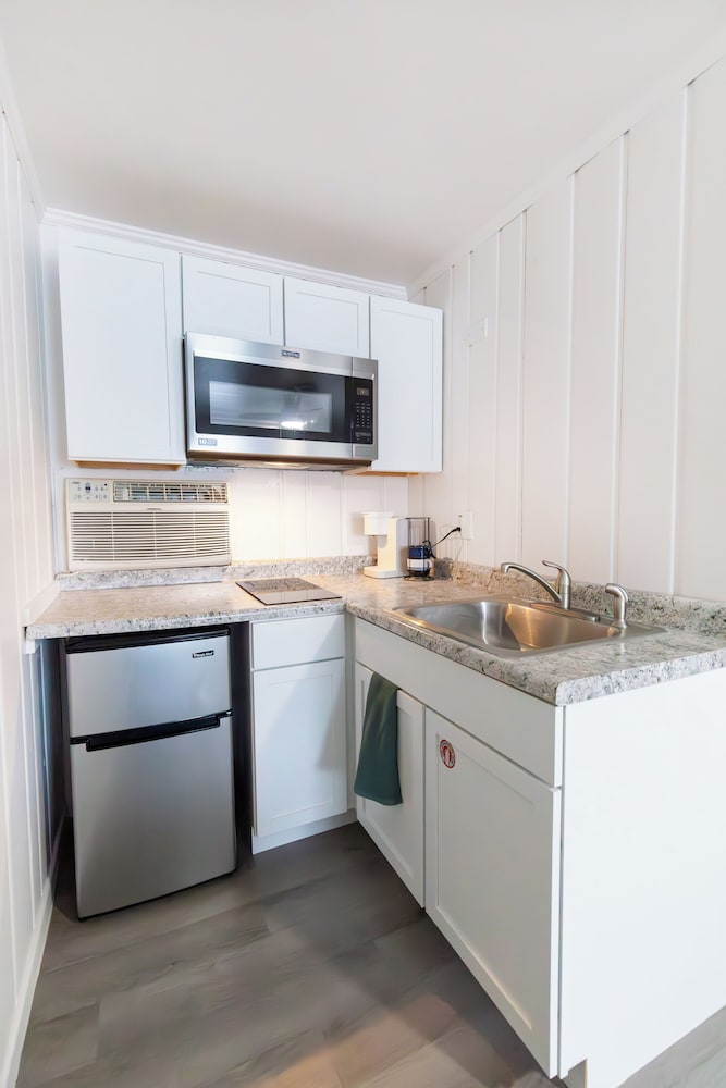 Anchor Bay Inn and Suites - photo 21
