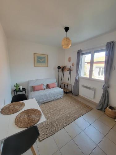 Joli Studio Lumineux Centre Avec Parking Securise Dans Quartier Recherche in Aix-En-Provence, France