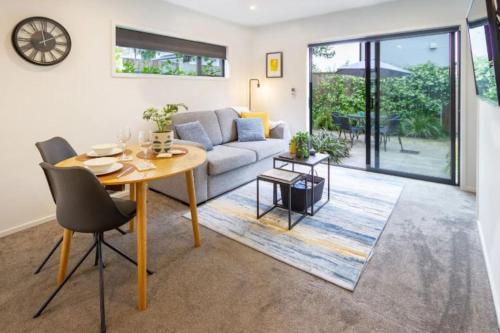 Central City Urban Oasis 1 bed 1 bath w sofa bed — 4-Star Luxury Hotel in Christchurch, New Zealand