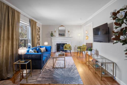 Elegant 4BD Retreat Backyard BBQ & Theater Room in Charlotte, United States