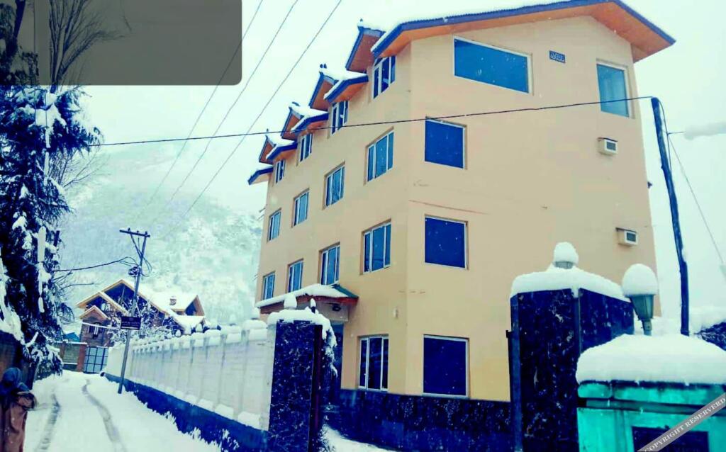 Hotel Royal Savoy Kashmir — Srinagar