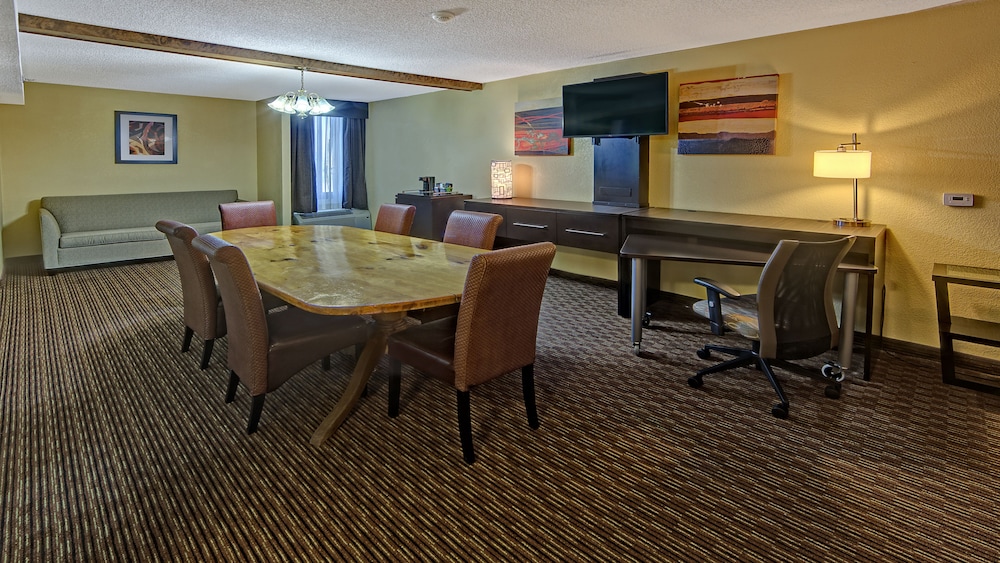 Clarion Hotel & Suites Conference Center Memphis Airport - photo 11