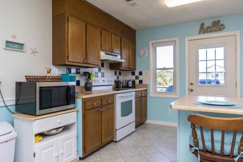 Out of the Blue by Oak Island Accommodations - photo 12