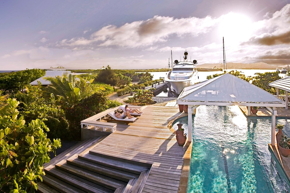 Barefoot Cay Resort — 4-Star Luxury Hotel in French Harbor, Honduras