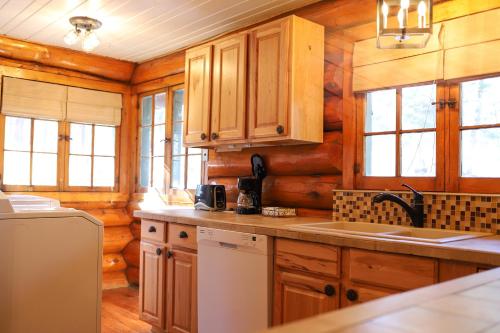 Historic Log Cabin #14 at Horse Creek Resort - photo 5