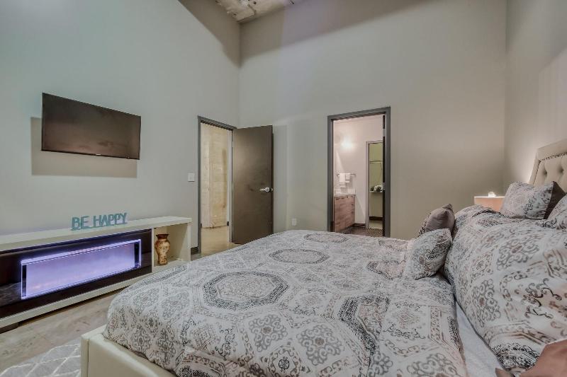 Luxury Downtown Dallas Stay by Amyfinehouse - photo 87