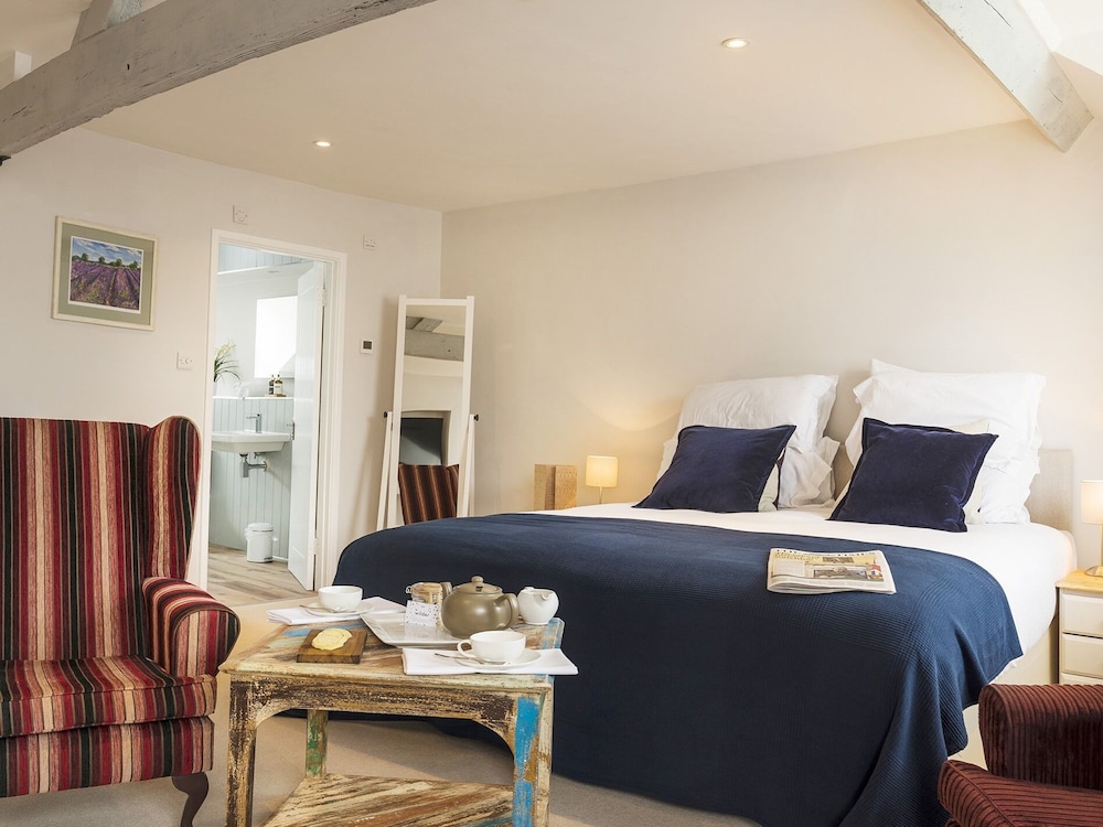 Wild Garlic Rooms — Stroud