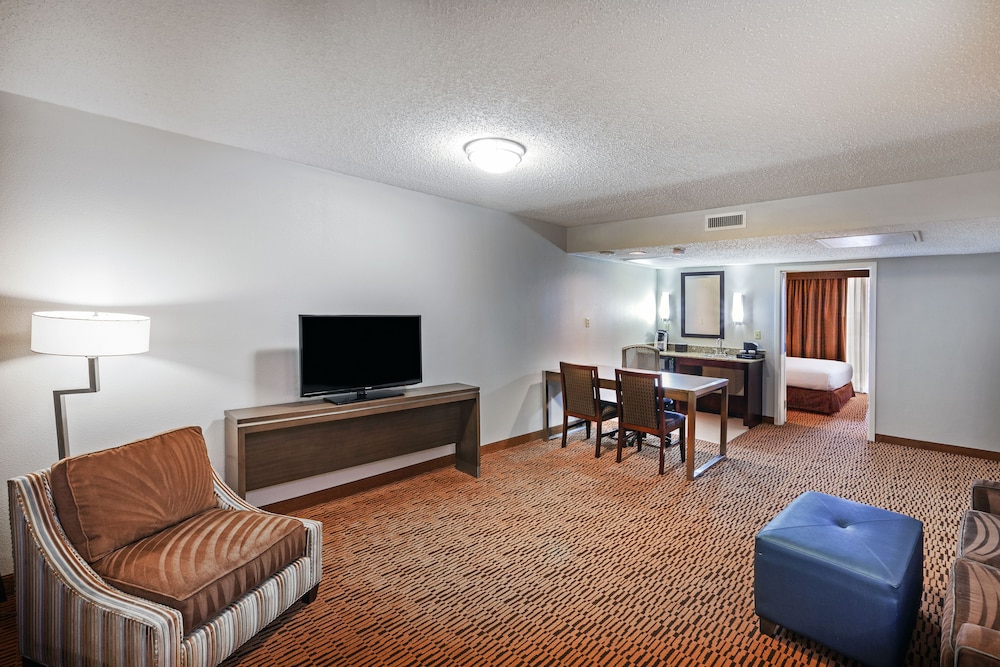 Embassy Suites by Hilton Dallas Market Center - photo 26