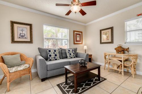 Walkable to Restaurants and Steps to the Beach Coconut Villa's Suite 10 — 4-Star Luxury Hotel in Saint Pete Beach, United States