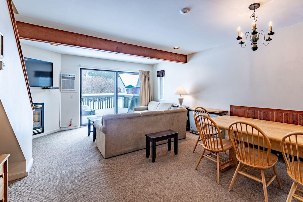 4BR Private Townhouse at Smugglers Notch Resort - photo 9