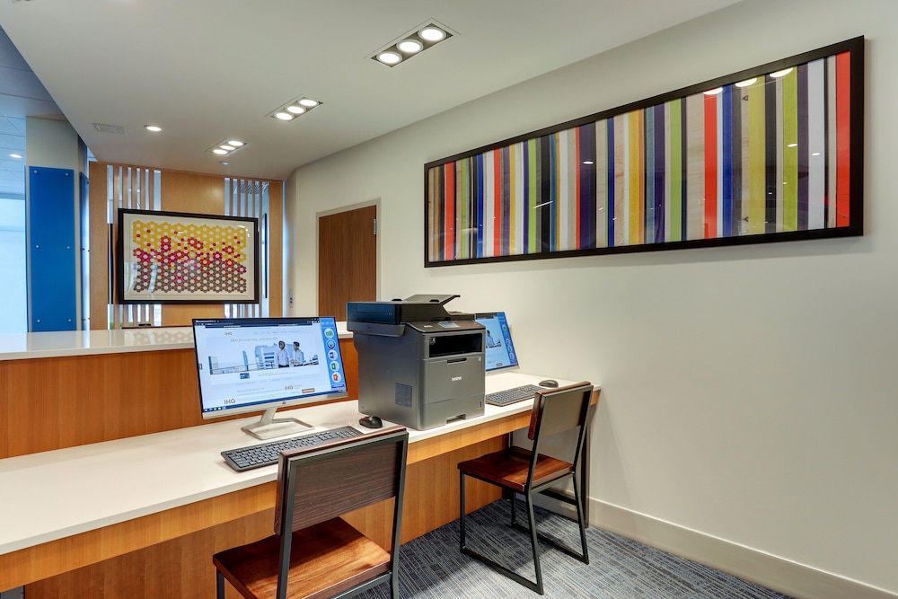 Holiday Inn Express & Suites Roanoke Civic Center by IHG - photo 41