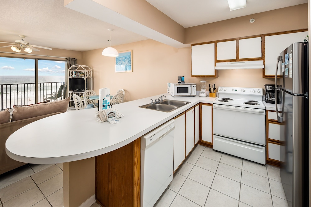 Emerald Towers West 3003 by RedAwning - photo 6
