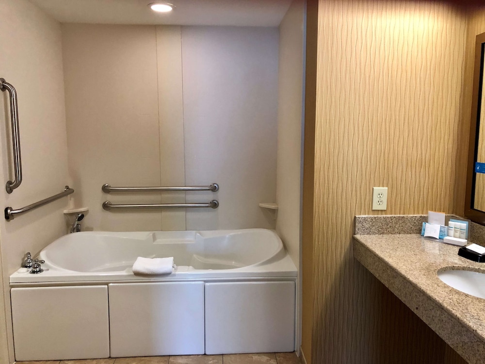 Hampton Inn & Suites Woodstock VA - photo 44
