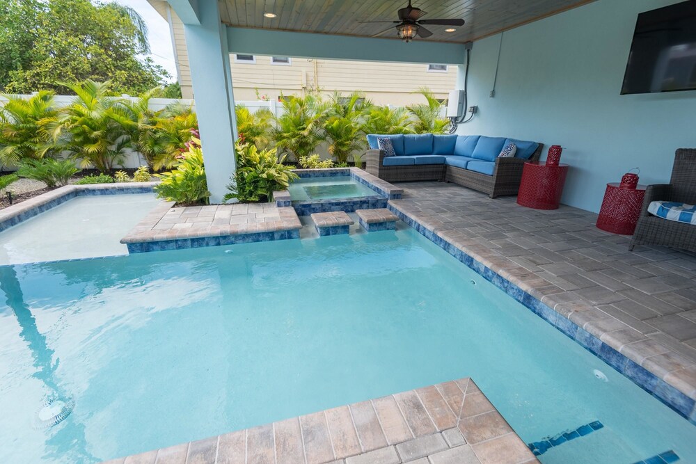 Tiki Beach — 4-Star Luxury Hotel in Holmes Beach, United States