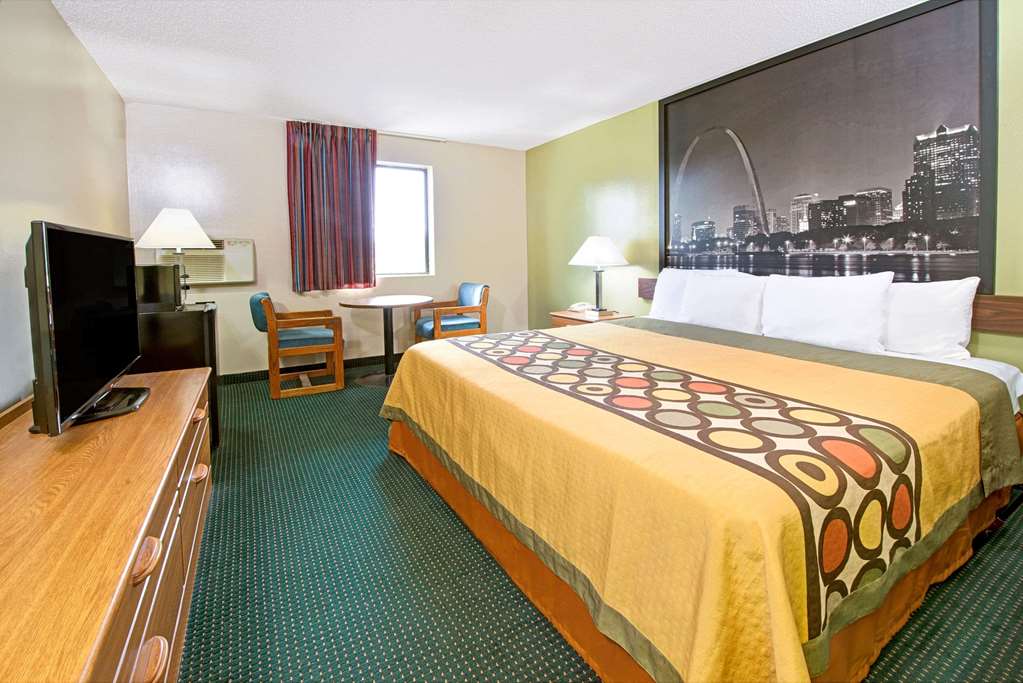 Super 8 by Wyndham Eureka Six Flags Nearby - photo 10