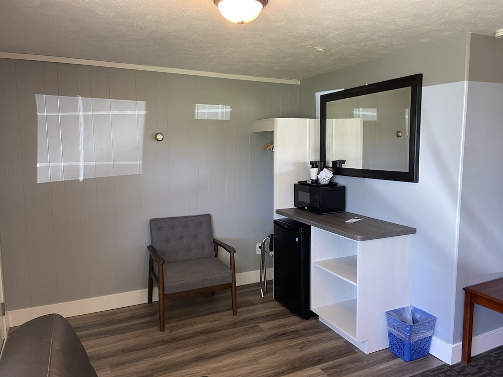 Elk Rapids Lakeshore Inn - photo 9