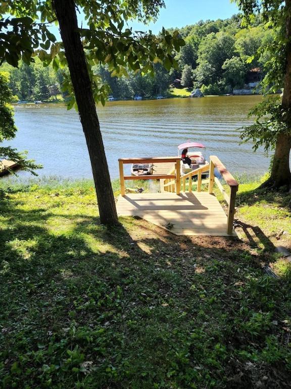 Lake Malone ky Lake shore home right on water with private boat dock A Shore Thing — 4-Star Luxury Hotel in Lewisburg, United States