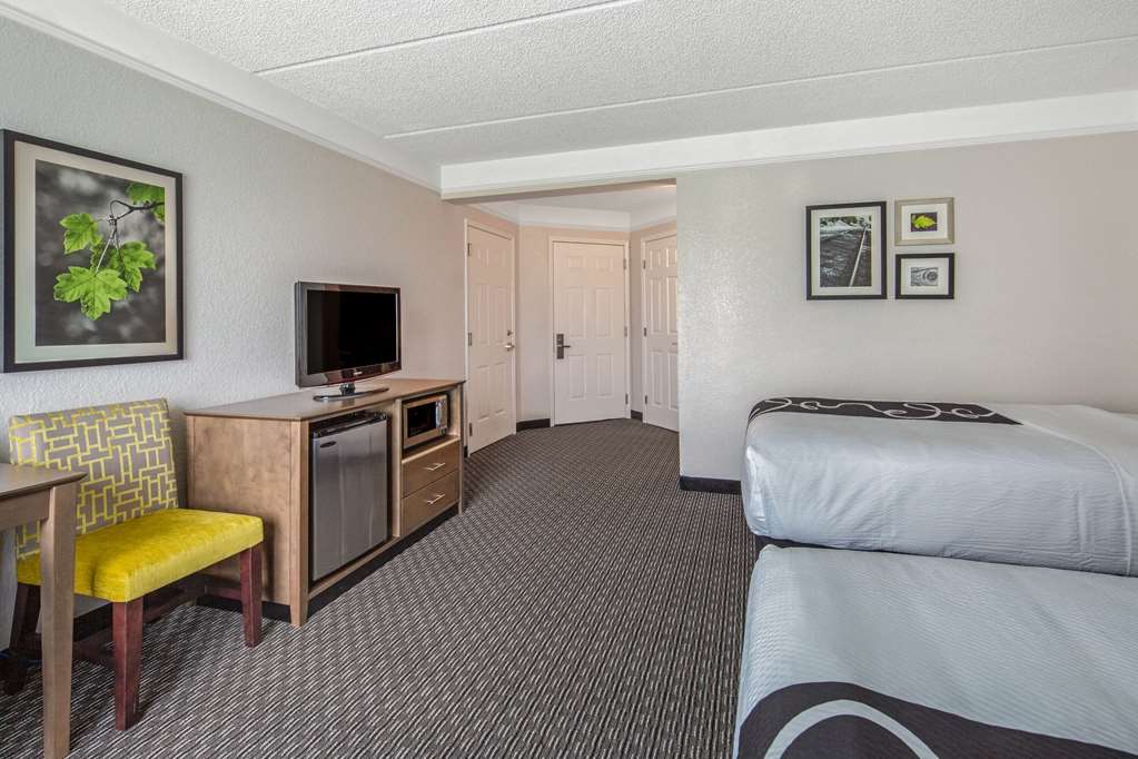 La Quinta Inn & Suites by Wyndham Miami Airport West - photo 15