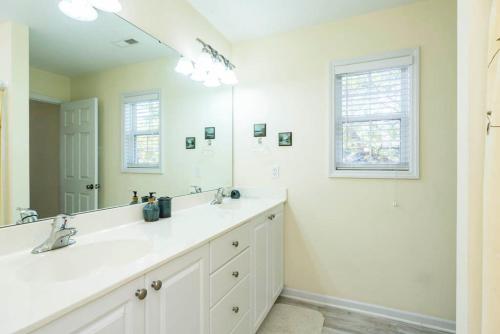 Island Delight by Oak Island Accommodations - photo 9