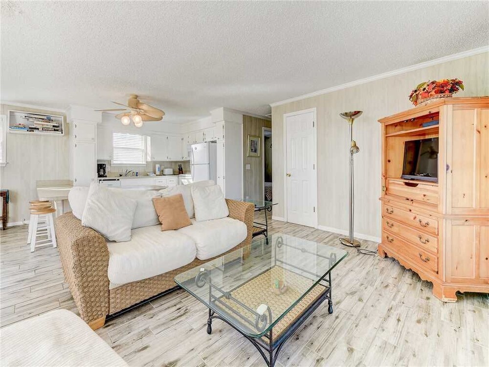 Coastal Charm 2 Bedrooms Ocean Front Sleeps 6 - photo 24