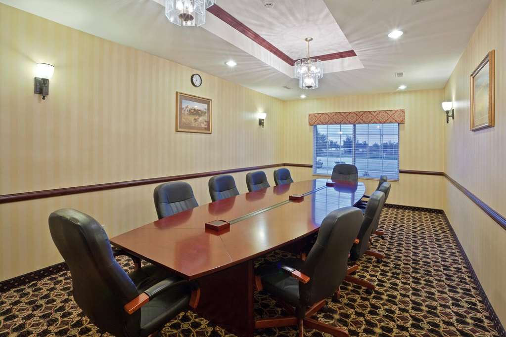 La Quinta Inn & Suites by Wyndham Dodge City - photo 21