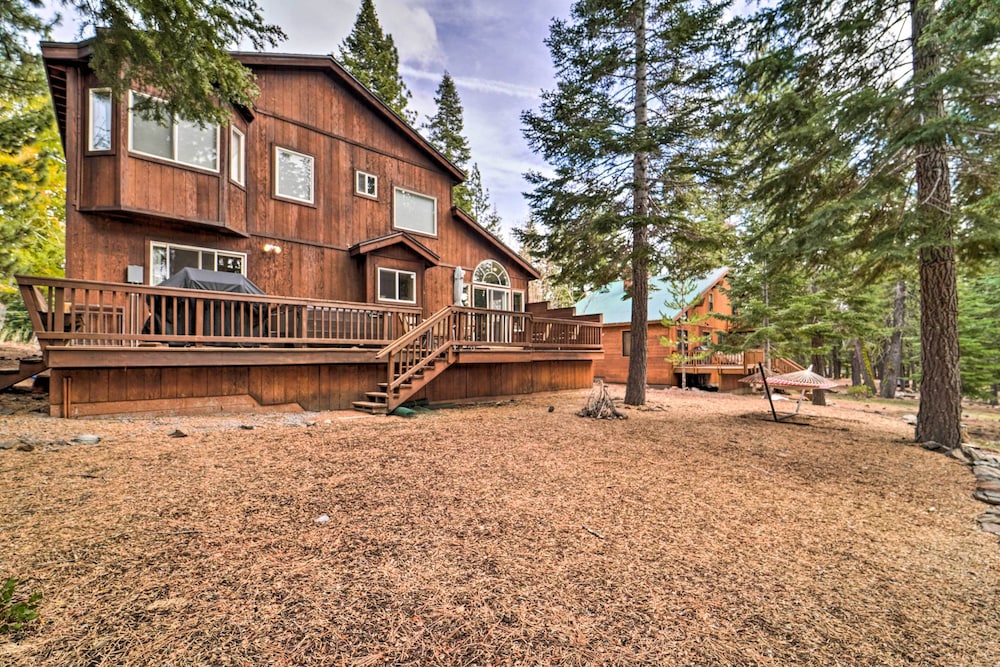 Tahoe Donner Retreat w Hot Tub & Fireplace - photo 3