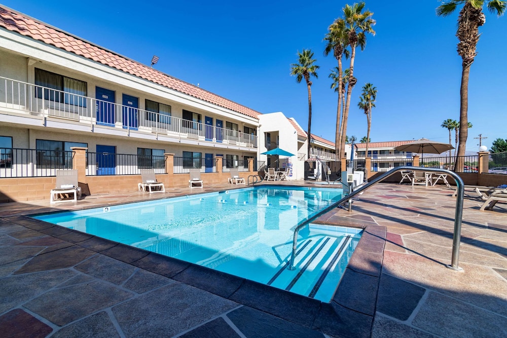 Rodeway Inn & Suites Thousand Palms Rancho Mirage - photo 4