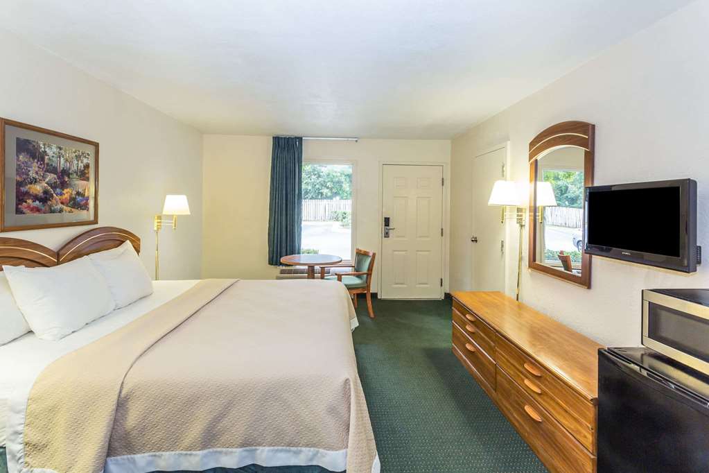 Days Inn by Wyndham Lake Park Valdosta - photo 11