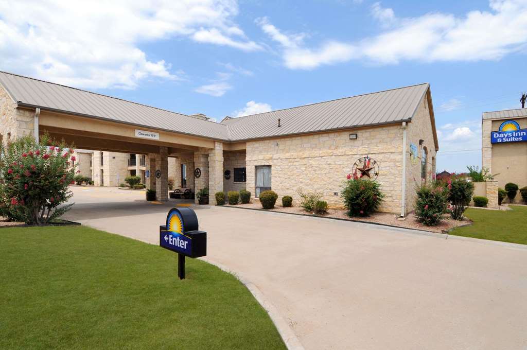 Days Inn & Suites by Wyndham Llano — hotel in Llano
