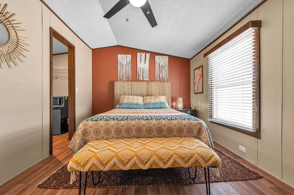 Bohemian Rhapsody 1 Bedroom Hotel Room by The Lodges at Fossil Creek in Kingston, United States