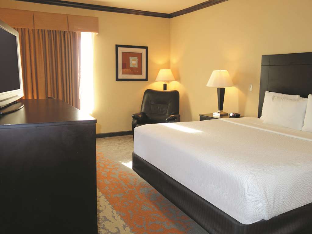 La Quinta Inn & Suites by Wyndham Eastland - photo 14