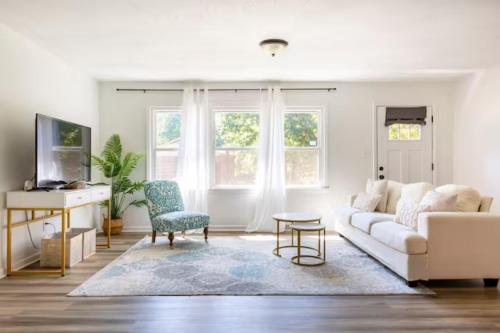 Bohemian Retreat Newly Remodeled with New Hot tub in Newton, United States