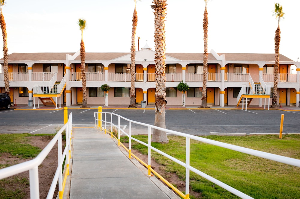 Emerald Inn Lounge — Blythe