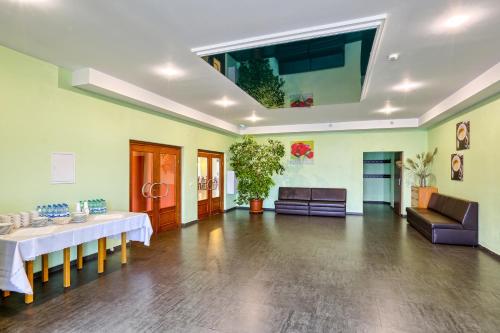 Hotel Tenis — hotel in Chrzastowice