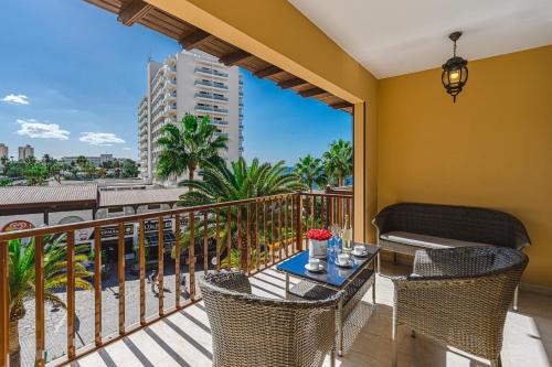 Amazing 3 bedroom apartment on the first line of the best Las Americas beach air conditioner and terrace ocean view — 4-Star Luxury Hotel in Playa De Las Americas, Spain