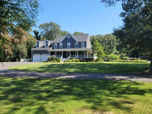 Large Home with Pool & 7 bedrooms; sleeps 21 — 4-Star Luxury Hotel in Severn, United States