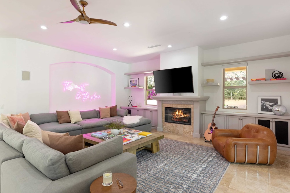 The Date Palm Estate by Avantstay Expansive Estate w Game Room Backyard Oasis w Pool & Spa - photo 10
