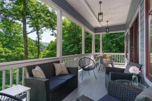 Carolina Blue Pet Friendly Deck Treetop Views in Black Mountain, United States