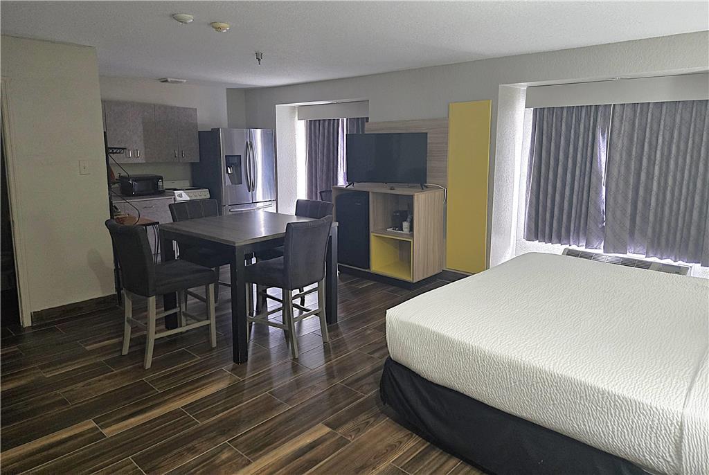 Days Inn & Suites by Wyndham Tampa Raymond James Stadium - photo 39