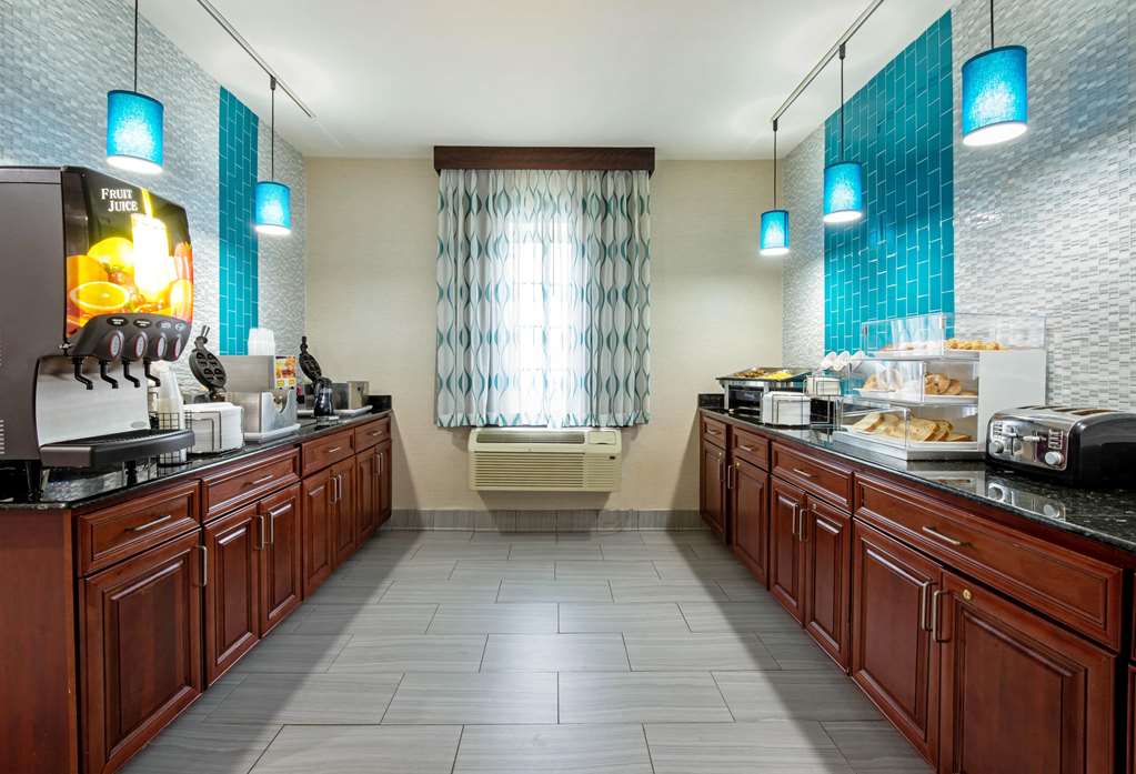 La Quinta Inn & Suites by Wyndham New Cumberland Harrisburg - photo 33