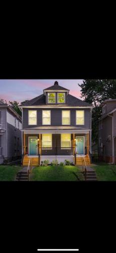 2 Homes Side By Side Downtown With Fenced Yard And Hot Tub — 4-Star Luxury Hotel in Columbus, United States